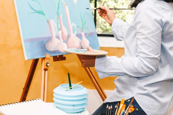 Jovem Artista Desenhando Sobre Tela Com Paleta Cores Tintas Aquarela — Fotografia de Stock