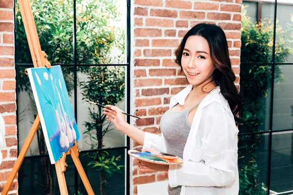 Joven Artista Dibujo Sobre Lienzo Con Paleta Colores Pinturas Acuarela — Foto de Stock