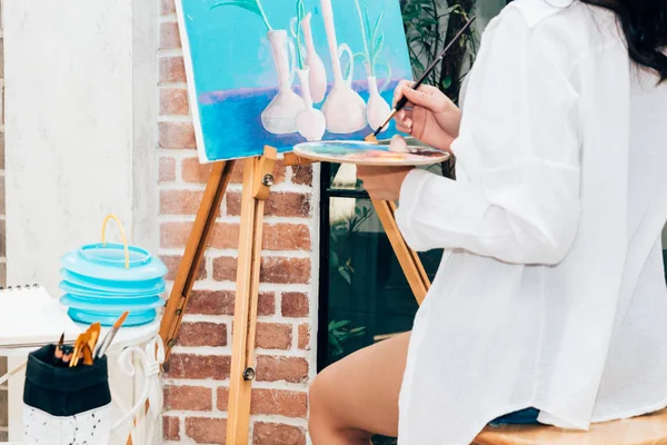 Junge Künstlerin Zeichnet Auf Leinwand Mit Farbpalette Und Aquarellfarben Hause — Stockfoto