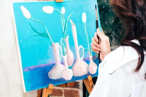 Jonge Vrouw Kunstenaar Puttend Uit Canvas Met Kleur Palet Aquarel — Stockfoto