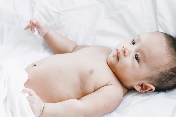 침대에 아기의 초상화 — 스톡 사진