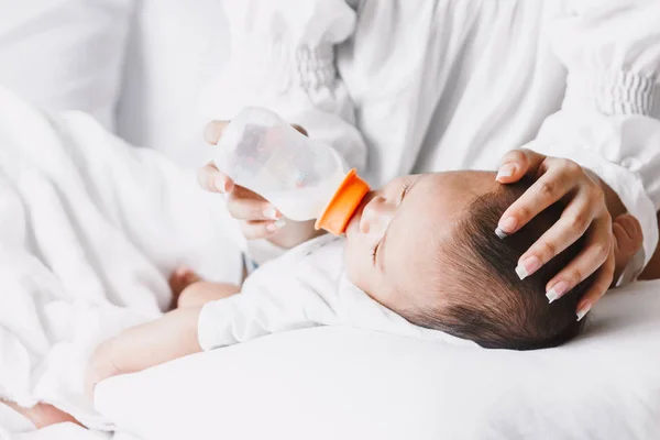 母亲母乳喂养婴儿奶瓶在家里 — 图库照片