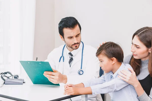 Médico Comprobar Información Con Niño Mamá Mesa Los Médicos Hospital — Foto de Stock