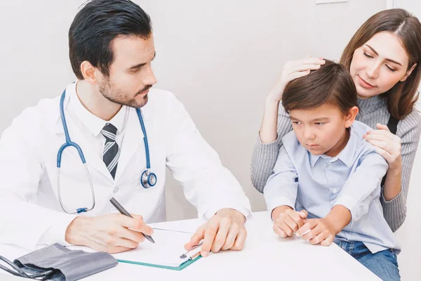 Médico Comprobar Información Con Niño Mamá Mesa Los Médicos Hospital — Foto de Stock