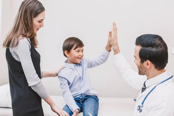 Dokter Geven Vijf Met Patiënt Jongen Hospital Healthcare Geneeskunde — Stockfoto