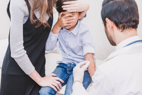 Médico Guantes Protectores Que Inyección Con Niño Pequeño Mamá Mesa — Foto de Stock