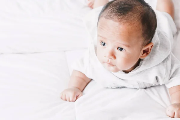 Retrato Del Bebé Relajándose Cama Blanca Habitación — Foto de Stock