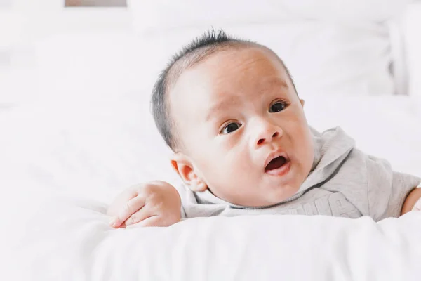 Retrato Del Bebé Relajándose Cama Blanca Habitación —  Fotos de Stock