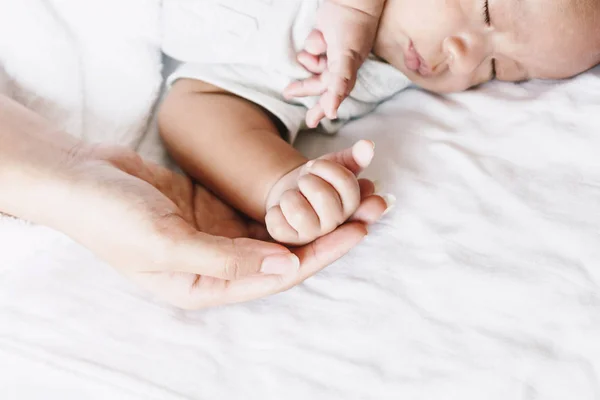 Bayi Bergandengan Tangan Ibu — Stok Foto