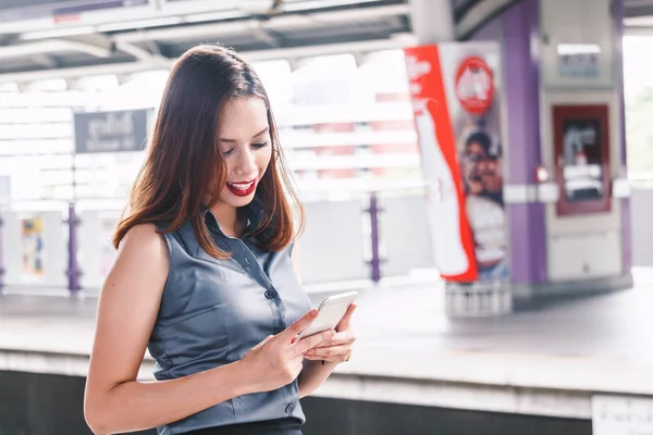 Ung Kvinna Som Står Vid Stationen Med Närmar Sig Tåget — Stockfoto