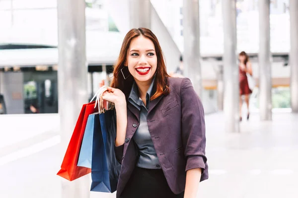Mulher Segurando Saco Compras Andando Rua — Fotografia de Stock