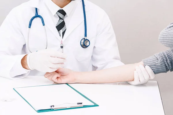Arzt Schutzhandschuhen Der Einer Patientin Krankenhaus Eine Injektion Verabreicht — Stockfoto