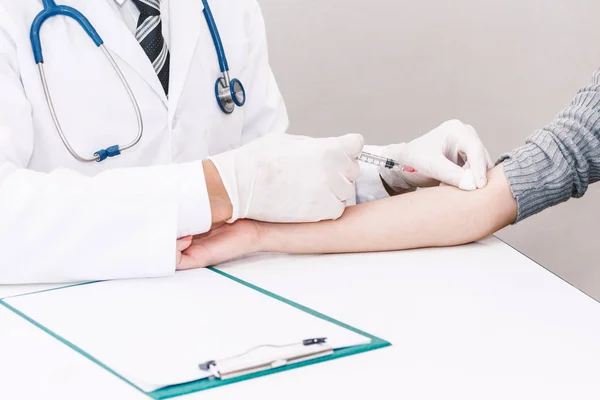 Hospital Healthcare と医学で女性患者の注入を与えて保護手袋の医師 — ストック写真
