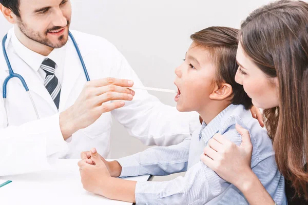 Arzt Lässt Kleinen Jungen Krankenhaus Untersuchen — Stockfoto