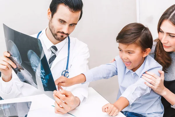 Arzt Zeigt Dem Kleinen Jungen Krankenhaus Das Röntgenbild — Stockfoto