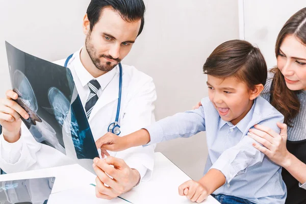 Médecin Montrant Photo Aux Rayons Petit Garçon Hôpital — Photo