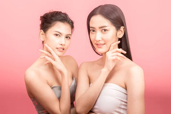 两位美丽女性的肖像美容保健 美容水疗 粉红色背景上的完美新鲜肌肤 — 图库照片