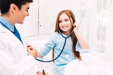 Doktor muayene hospital.healthcare ve tıp stetoskop ile küçük kız