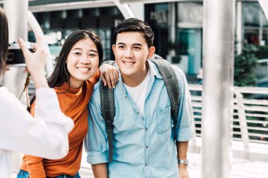 Ayakta ve harita şehirde tutan genç arkadaşlar turist grubu. Gezgin kavramı