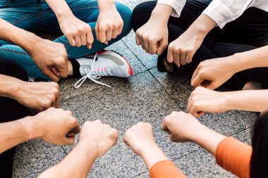 Grup yumruk çarpmak together.friendship kavramı veren takım iş insan