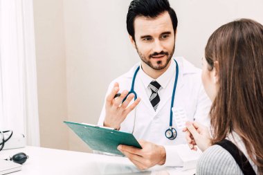 Hastanedeki hastanın yanında ilaç tutan doktor. Sağlık ve ilaç.