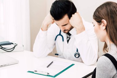 Doktorlar tablei n hospital.healthcare ve tıp danışmanlık doktor ve kadın hasta