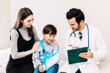 Doktor kontrol hospital.healthcare ve tıp doktorlar tabloda küçük çocuk ve anne ile bilgi