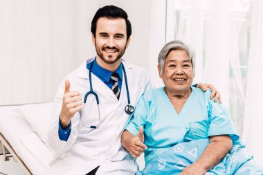 Doktor hospital.healthcare ve tıp yaşlı kişi ile