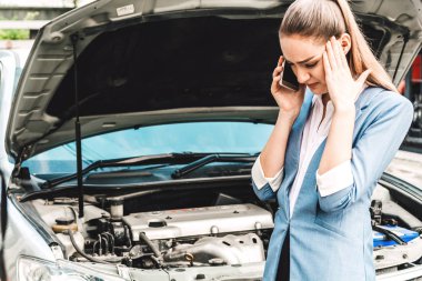 Yardım için arama kadın sokakta araba altyapısı ile kırık