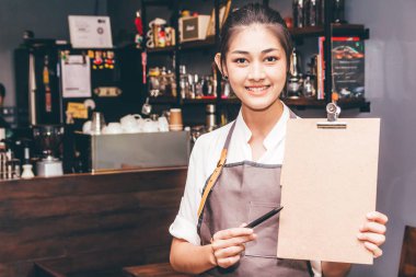 Menü kafe restoran barda sayaç önünde tutan Barista