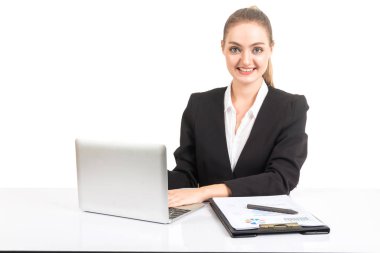 Çalışma dizüstü bilgisayar ve işletme belgesi beyaz arka plan üzerinde izole iş kadın Yöneticisi