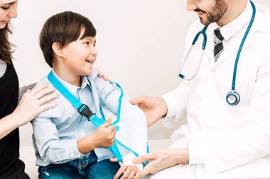 Danışmanlık doktor ve bilgi ile küçük çocuk ve Annem hastanede kontrol edin. Küçük bir çocuk sick.healthcare ve tıp vardır