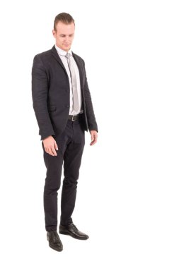 Siyah takım ayakta beyaz arka plan üzerinde izole iş adamı