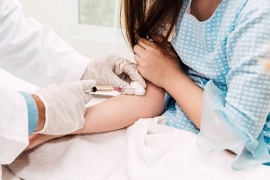 Küçük kız çocuk hospital.healthcare ve tıp doktorlar tablo ile veriyorum enjeksiyon Doktor koruyucu eldiven