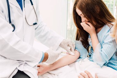 Küçük kız çocuk hospital.healthcare ve tıp doktorlar tablo ile veriyorum enjeksiyon Doktor koruyucu eldiven