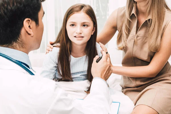 Arzt Überprüft Informationen Und Beratung Mit Kleinen Mädchen Und Mutter — Stockfoto