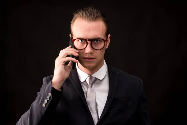 Homme Affaires Costume Noir Élégant Utilisant Smartphone Isolé Sur Fond — Photo
