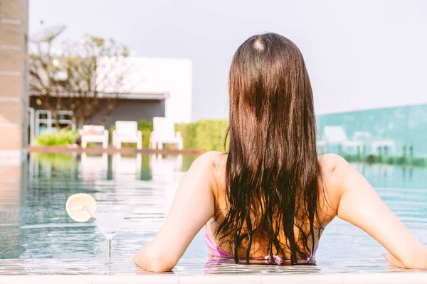 一个穿两件比基尼的女人在游泳池的夏季假期放松在度假村水疗中心 — 图库照片