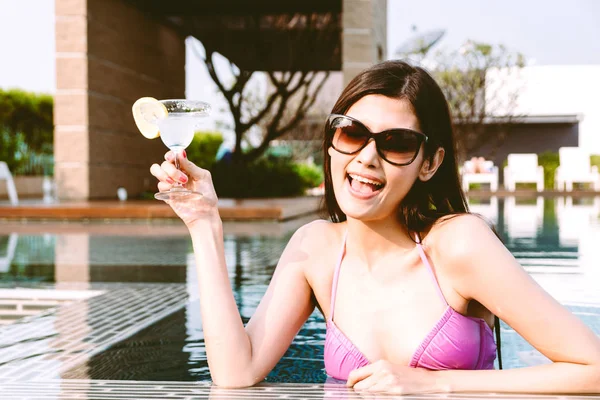 Vrouw Het Dragen Van Bikini Drinken Cocktail Zwembad Zomervakantie Ontspannen — Stockfoto