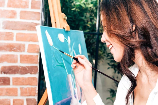 Jonge Vrouw Kunstenaar Puttend Uit Canvas Met Kleur Palet Aquarel — Stockfoto