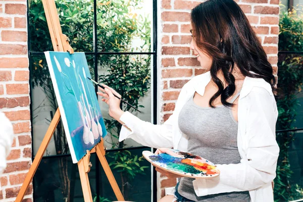 若い女性アーティスト自宅カラーのパレット 水彩の絵の具でキャンバスに図形描画 — ストック写真