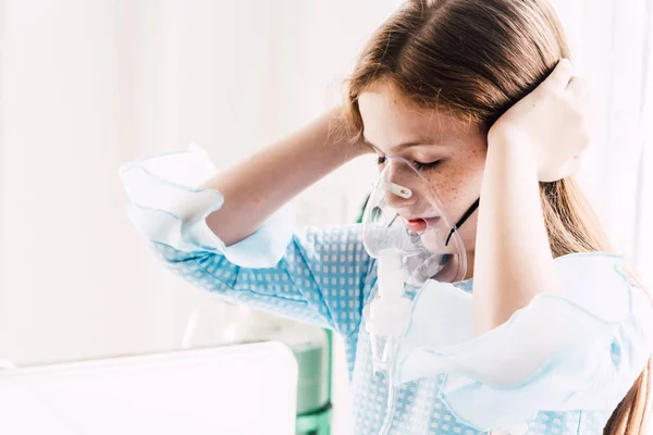 Menina Bonito Com Máscara Nebulizador Hospital — Fotografia de Stock