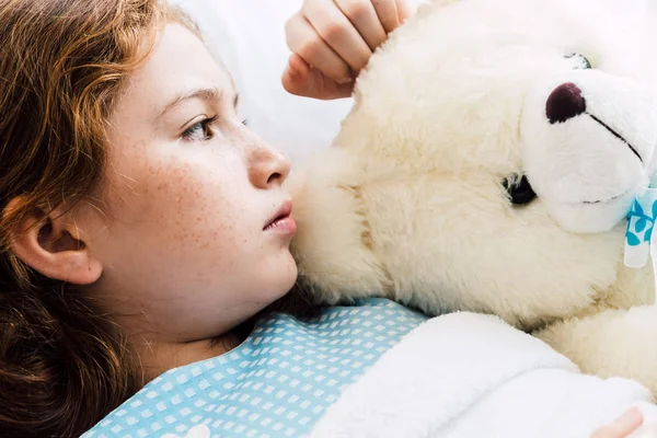 Niedliche Kleine Mädchen Mit Traurigen Launisch Umarmenden Teddybären Auf Dem — Stockfoto