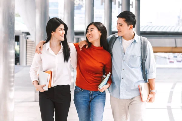 Grupp Elever Håller Anteckningsböcker Utomhus Vid Universitet Utbildning Konceptet — Stockfoto