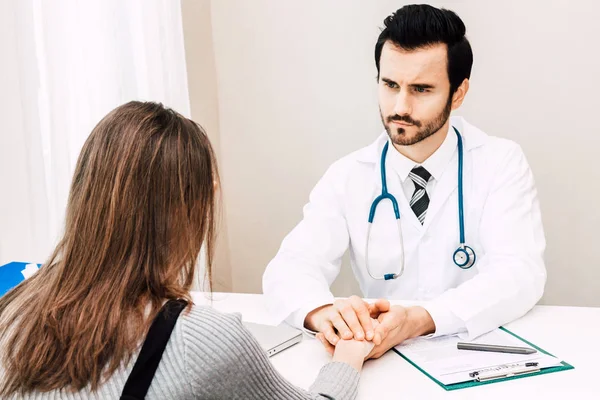 Dokter Geruststellend Haar Vrouwelijke Patiënt Met Zorg Artsen Tafel Hospital — Stockfoto