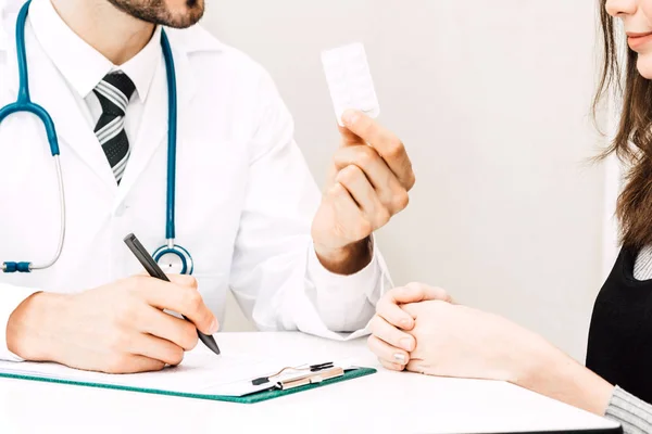 Doktor Držet Pilulku Pacientem Hospital Healthcare Medicína — Stock fotografie