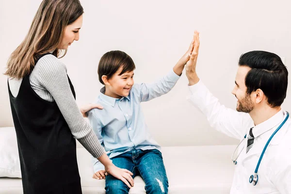 Dokter Geven Vijf Met Patiënt Jongen Hospital Healthcare Geneeskunde — Stockfoto