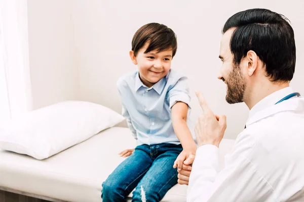Arzt Hält Hand Hand Kleinen Jungen Mit Sorgfalt Auf Dem — Stockfoto
