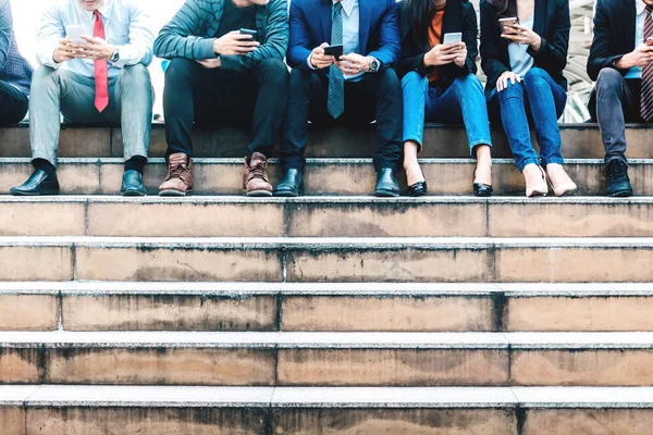 Groep Van Zakenmensen Gebruiken Technologie Samen Met Smartphone — Stockfoto