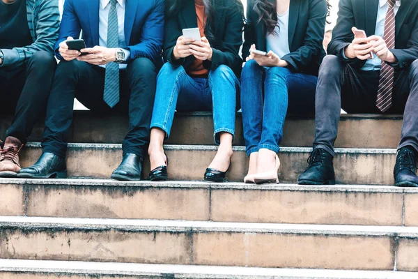 Grupo Empresarios Utilizan Tecnología Conjunto Teléfonos Inteligentes — Foto de Stock